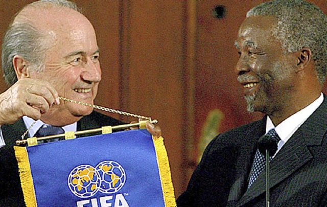 Gute Mienen: Joseph Blatter (links) un...dafrikanische Prsident  Thabo Mbeki   | Foto: dpa