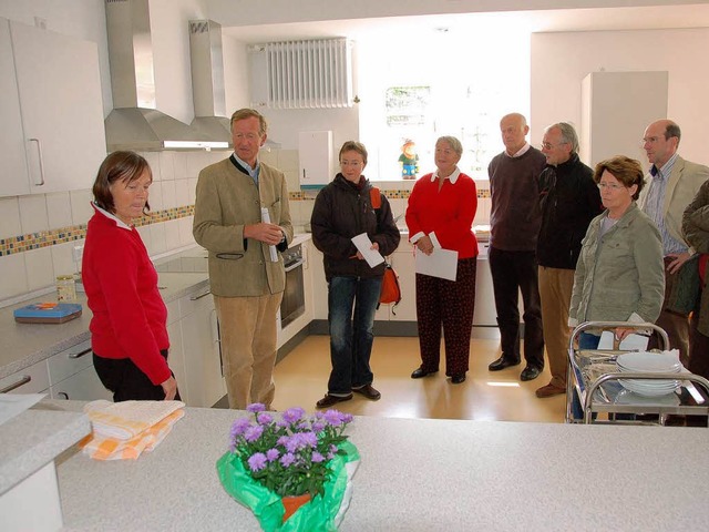 Hortleiterin Anna Otte (links) erklrt...einderats die neue Kcheneinrichtung.   | Foto: karlheinz scherfling