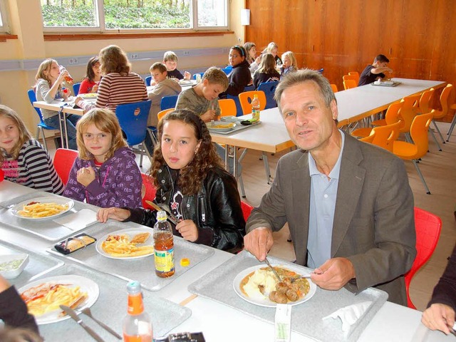 Rektor Klingenfeld lsst sich inmitten der Schler die Jgerpfanne schmecken.  | Foto: Nicolai Kapitz