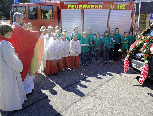 &#8222;Gott zur Ehr&#8217;, dem Nchst...th weihte das neue Feuerwehrfahrzeug.   | Foto: Gabriele Zahn