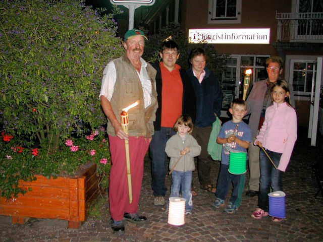 Gerhard Amann (links) fhrte die Wande...wieder zur Tourist Information zurck.  | Foto: Daniele Schle