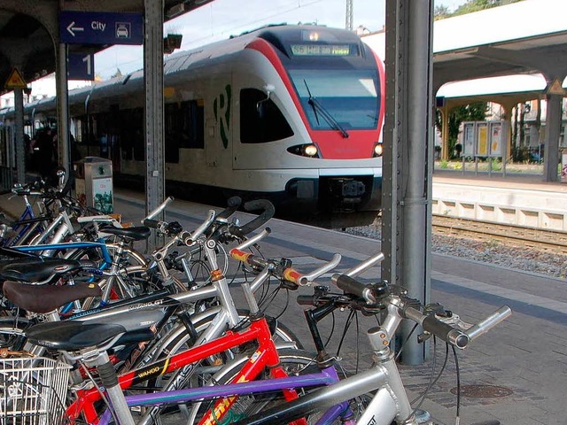 Fahrradabstellpltze am Gleis 1 im Bahnhof Lrrach   | Foto: Trenz