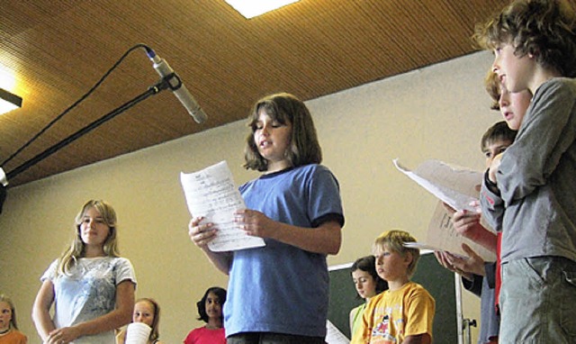 Proben eifrig fr den Auftakt der Sere...rchengemeinde und Max-Metzger-Schule.   | Foto: privat