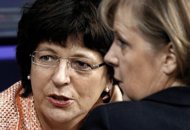 Gesundheitsministerin Ulla Schmidt (li...ch mit Bundeskanzlerin Angela Merkel.  | Foto: dpa