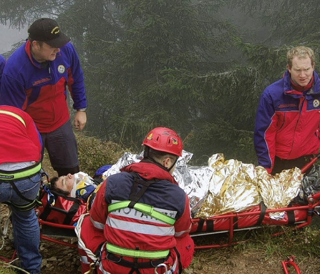 Realistische  Bergwachtbung  in Wiede...nfallopfer vom  Steilhang  geborgen.    | Foto: Georg  Jger