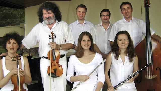 Das Johann-Strau-Ensemble  Bad Krozin...  von Tibor Szts (stehend mit Geige)   | Foto: Anne Freyer