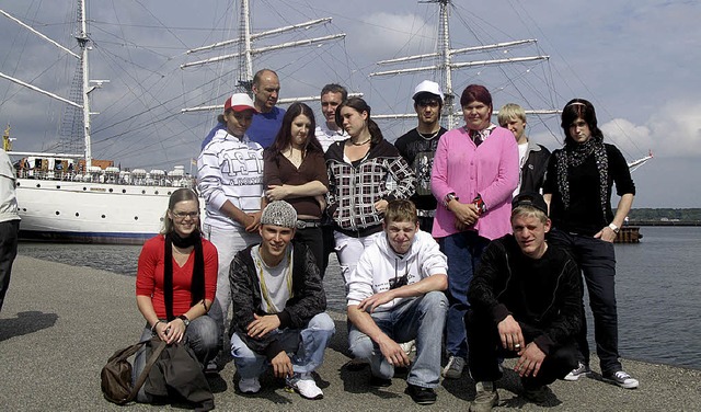Gruppenbild mit Gorch Fock:   Das Betr...upperte dank einer Spende Ostseeluft.   | Foto: JBH