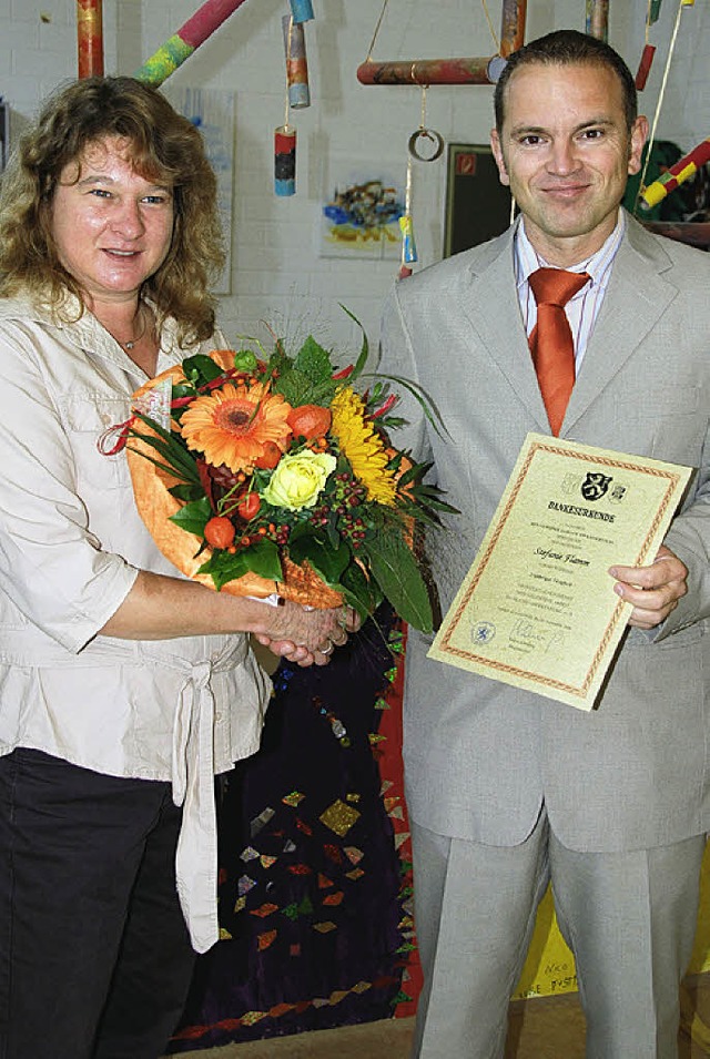 Brgermeister Jrgen Scheiding gratuliert  Stefanie Flamm zum  Dienstjubilum.  | Foto: Roland Vitt