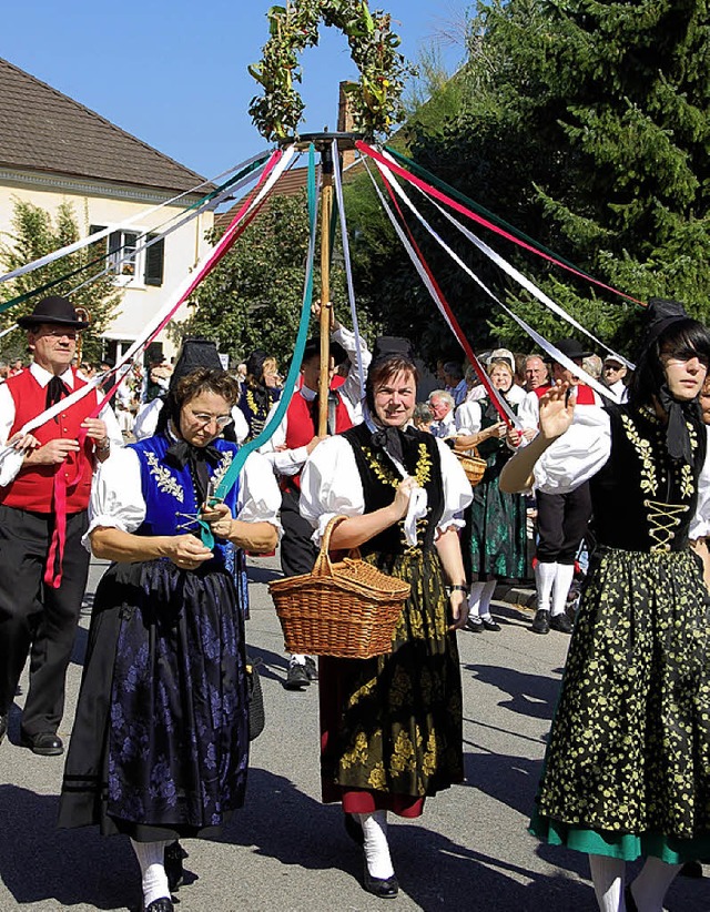 Trachtenumzug mit 40 Gruppen ist  am Winzerfestsonntag.   | Foto: umiger
