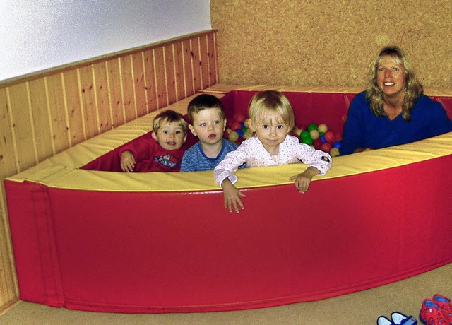 Im Bllebad fhlen sich die Kinder pudelwohl, rechts Erzieherin Inge Unmssig.    | Foto: heidrun brichta
