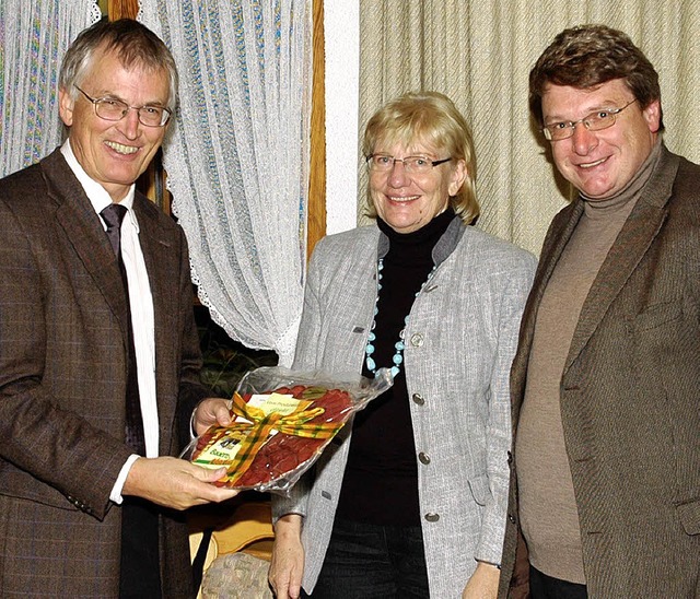 Georg Villinger und Anita Trndle  vom...chneider (links)  mit einem Prsent.    | Foto: Stefan Pichler