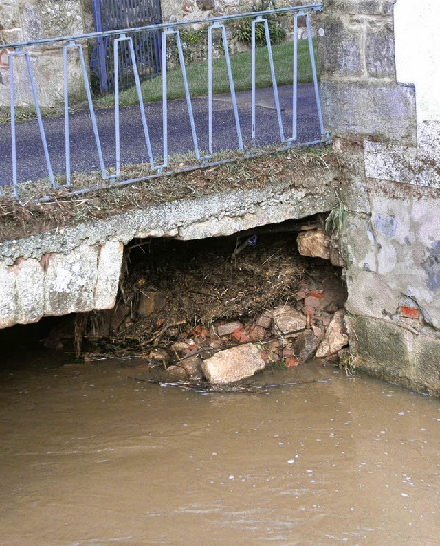 Die  Brcke zur Klostermhle in Ettenheimmnster  beim Hochwasser.   | Foto: Privat