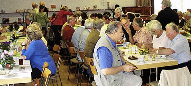 Schmecken lieen es sich die Gste beim Sommerfest des Kirchenchores.  | Foto: Matthias Schlageter