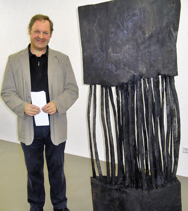 <Bildtext>Armin Ghringer mit  mannshohen Skulptur</Bildtext>   | Foto: Dorothee Mller-Barbian