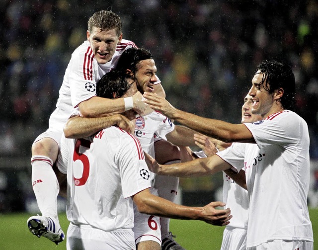 Fnf Bayern bejubeln einen Treffer: Ba...oslav Klose und Luca Toni (von links)   | Foto: dpa