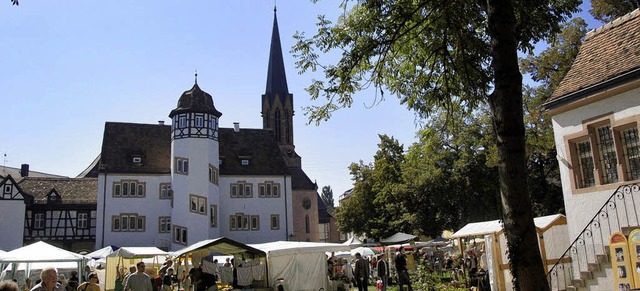 Knstlermarkt in Emmendingen, hier vor dem renovierten Markgrafenschloss.   | Foto: trul