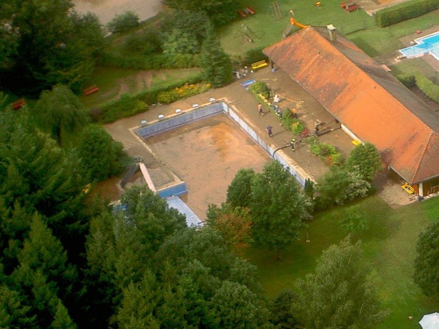 Das Unwetter im Kinzigtal hatte sogar das Schwimmbad von Steinach berflutet.   | Foto: Polizei
