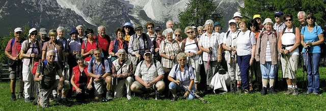 45 Wanderfreunde aus Bernau, St. Blasi...otwandalm mit den Sextener Dolomiten.   | Foto: Ulrike Spiegelhalter
