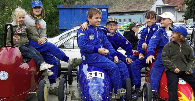 Die Bugginger  Seifenkistenjugend beim Rennen in Luemschwiller mit ihren Kisten   | Foto: privat