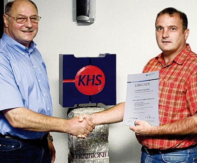 Firmenchef Karl-Heinz Steiert  dankt  Arbeitsjubilar Clemens Fischer (rechts).   | Foto: Uwe Passmann