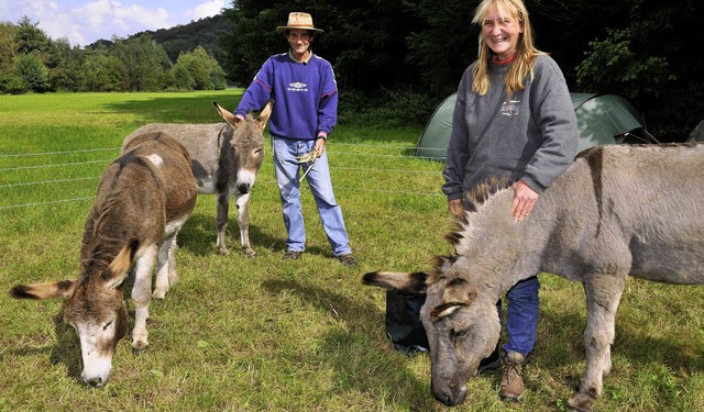 Zwischenstopp: Marion und Jrgen Neuma... ihren Eseln Bodega, Prinz und Jumper   | Foto: dieter Erggelet