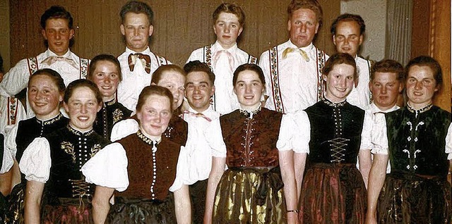 Die Trachtler von damals (hinten, von ...Schwr, Ernst Schlegel, Rosa Faller.    | Foto: alexandra wehrle