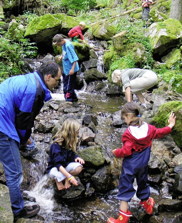 Regenjacken waren in diesem Sommer fas...ier bei einer Schatzsuche im Wildbach.  | Foto: Kur &amp; Touristik