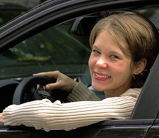 Frauen am Steuer achten im Auto auf Ntzliches.   | Foto: dpa