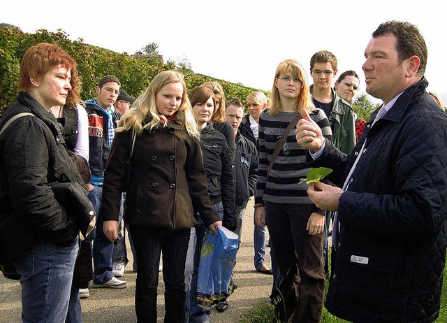 Rudolf Wei (rechts) von der Bezirkske...hwuchs  Wissenswertes ber die Reben.   | Foto: Mink