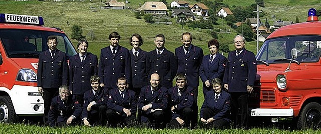 Die Damen und Herren der Feuerwehrgrup...h mit den beiden Feuerwehrfahrzeugen   | Foto: Rolf-Dieter Kanmacher