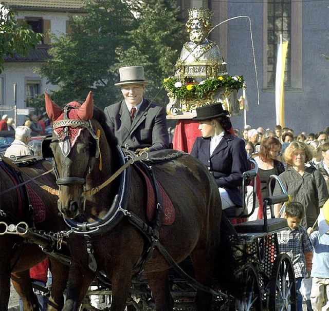 Die Prozession mit Pferden und Kutsche...im Landelinsfest in Ettenheimmnster.   | Foto: Rein