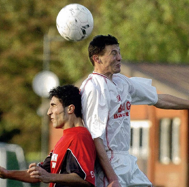 Die Fuballer aus Langenwinkel &#8211;...(rechts) &#8211;  wollen hoch hinaus.   | Foto:  Wolfgang Knstle (A)