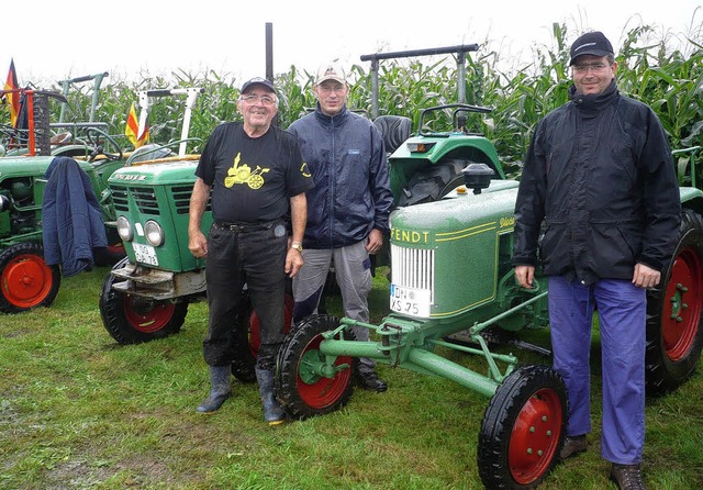 Gruppenbild vorm Maisacker: Der Organi...n links), vor deren Fendt Dieselross.   | Foto: Dieter Fink