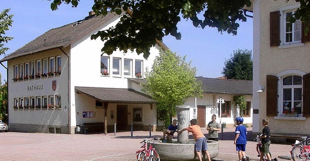 Rat- und Schulhaus   &#8211; beide Geb... knftig weniger Energie verbrauchen.   | Foto: Hildegard Siebold