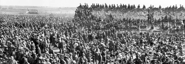 Zusammengepfercht: Von der Wehrmacht gefangene Sowjetsoldaten im Jahr 1941   | Foto: Ullstein/Gedenksttte Ehrenhain Zeithain/KONTAKTE-KOHTAKTbL