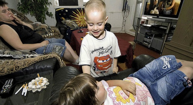 Armut und berforderung der Eltern bei... auf die Entwicklung der Kinder aus.    | Foto: ddp