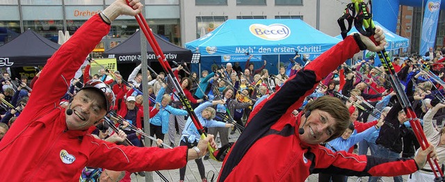 Aufwrmen frs Nordic Walking: Rosi Mi...und Christian Neureuther heizen ein.    | Foto: Helmut Seller