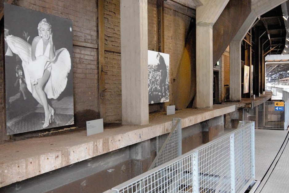 Die Ausstellung mit berühmten Reportagefotos der letzten Jahrzehnte entwickelt inmitten der Fabrikhallen ihren ganz eigenen Reiz. (Foto: Hans P. Wühler) Die Ausstellung mit berühmten Reportagefotos der letzten Jahrzehnte entwickelt inmitten der Fabrikhallen ihren ganz eigenen Reiz. (Foto: Hans P. Wühler)