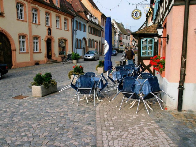 Fr rger sorgt in Endingen derzeit di...e das Gehwegspflasterband  blockieren.  | Foto: Martin Wendel