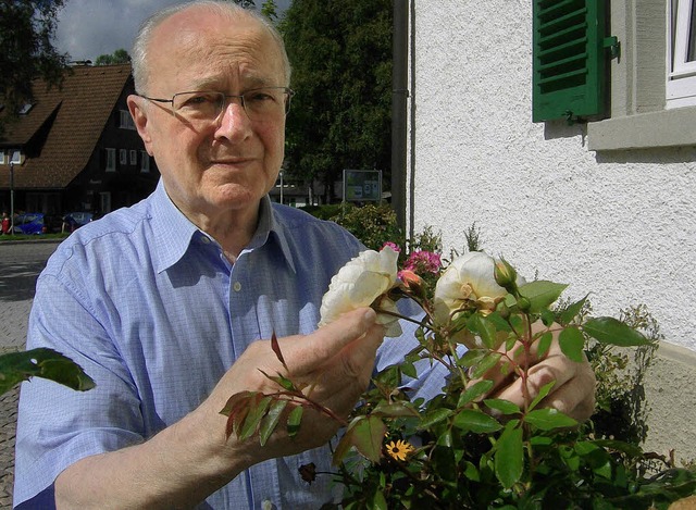 Pfarrer Rudolf Ulrich im Garten   | Foto: heidi beha