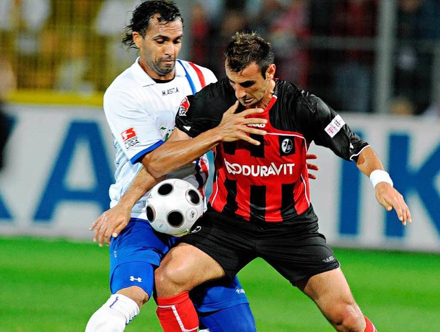 Suat Trker vom SC Freiburg (rechts) im Duell mit Gledson von Hansa Rostock.   | Foto:  heuberger