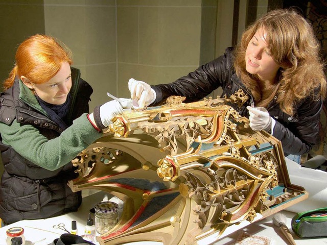 Maike Baumann (rechts) und Ulrike Hau... an einem geschnitzten Baldachin  an.   | Foto: Peter Stellmach