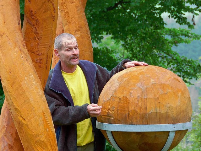 Rolf Benneter erlutert das von ihm so...enjamin Trefzger geschaffene Kunstwerk  | Foto: Jutta Binner-Schwarz