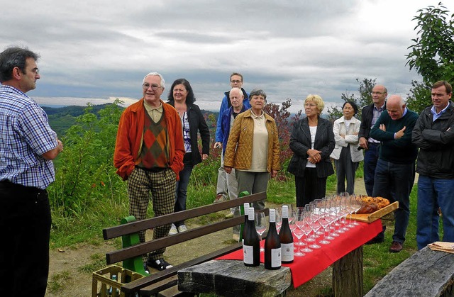 Die Erste Markgrfler Weinbruderschaft...inks) an seiner neuen Wirkungssttte.   | Foto: Rdiger Herterich