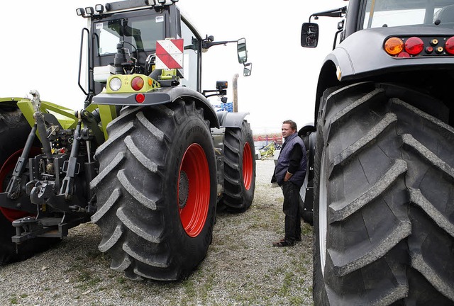 Traktoren in XXL und hnlich dimensioniertes Zubehr bietet  Meinrad Kopf an.  | Foto: Christoph Breithaupt