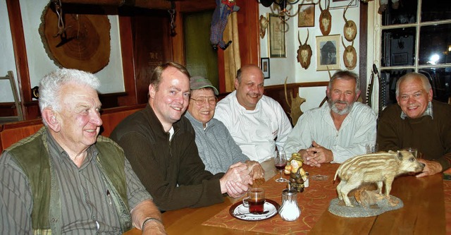 Am Jgerstammtisch in der &#8222;Krone...ger, Paul-Gnter Kern und Hubert Apel   | Foto: Sigrid Umiger