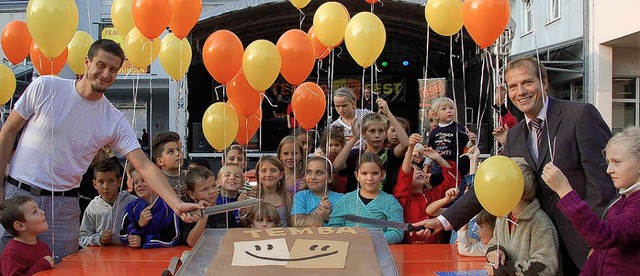 Schirmherr Brgermeister Eberhardt sch...mit Bcker Fritz die Temba-Torte an.    | Foto: SENF