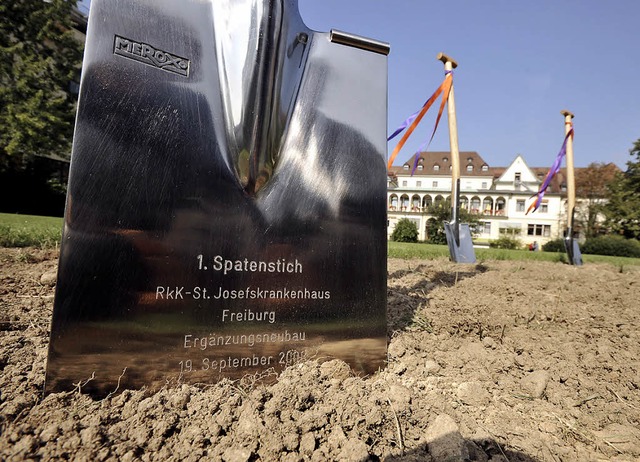 Festlich geschmckte Spaten vor dem Spatenstich   | Foto: Ingo Schneider