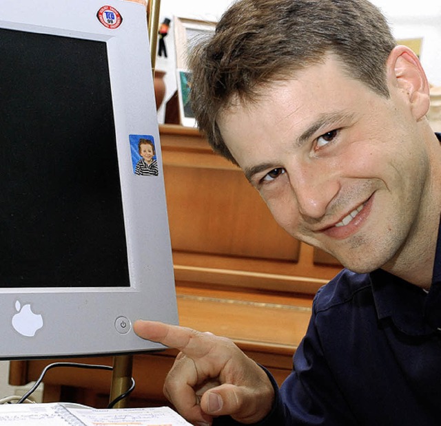 Energieberater Ferdinand Krien zeigt, ...rt werden kann - kein Stand by am PC.   | Foto: Gertrude Siefke