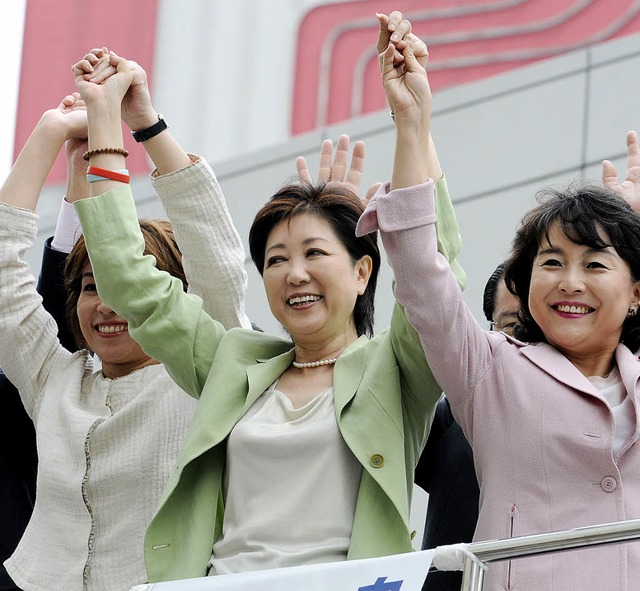 Knnte bald Japans erste Ministerprsi...Mitte)  zusammen mit Untersttzerinnen  | Foto: afp